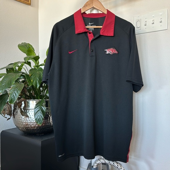 Nike Dri Fit Men’s Arkansas Razorbacks SS Polo Shirt Sz XL Black Red - Picture 1 of 9